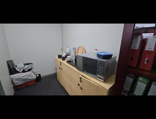 BUSINESS PROPERTY TO RENT IN MIDRIDGE PARK